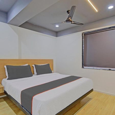 Collection O De'Pearl Hotel Surat Exterior photo