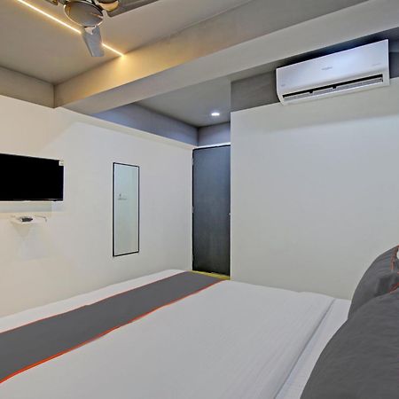 Collection O De'Pearl Hotel Surat Exterior photo