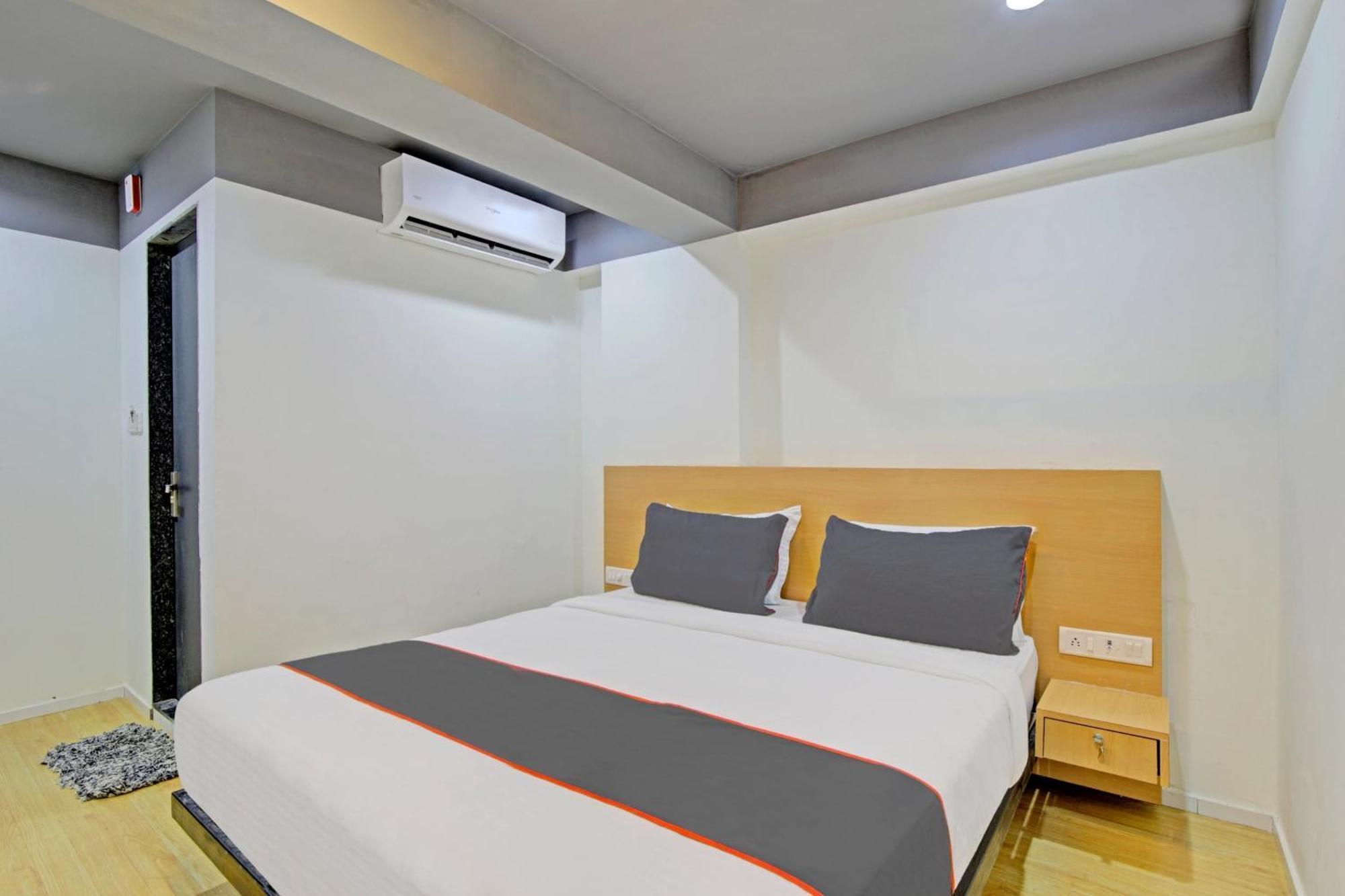 Collection O De'Pearl Hotel Surat Exterior photo