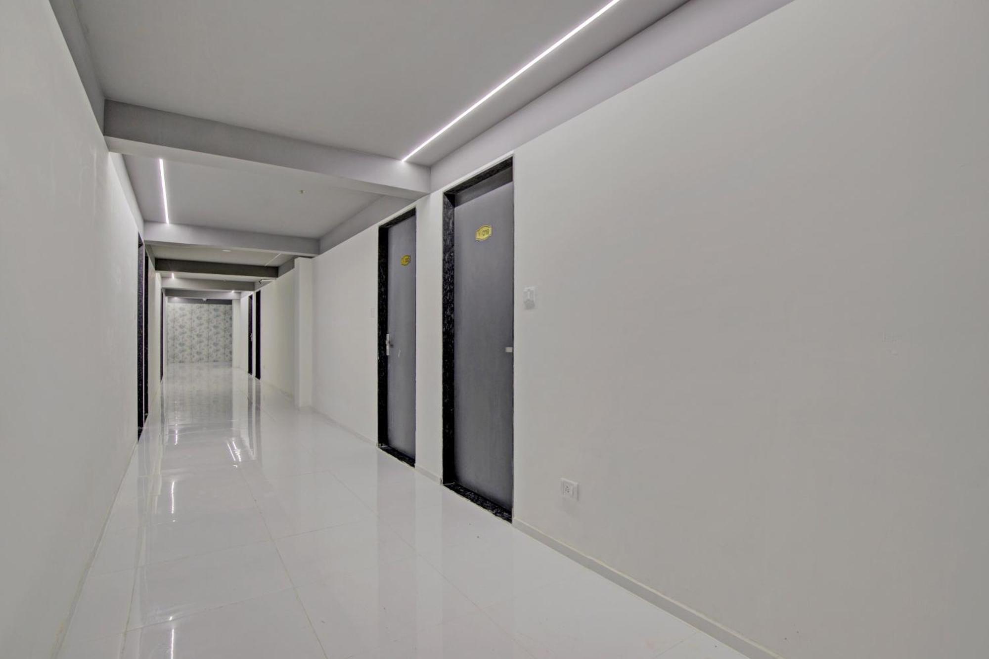 Collection O De'Pearl Hotel Surat Exterior photo