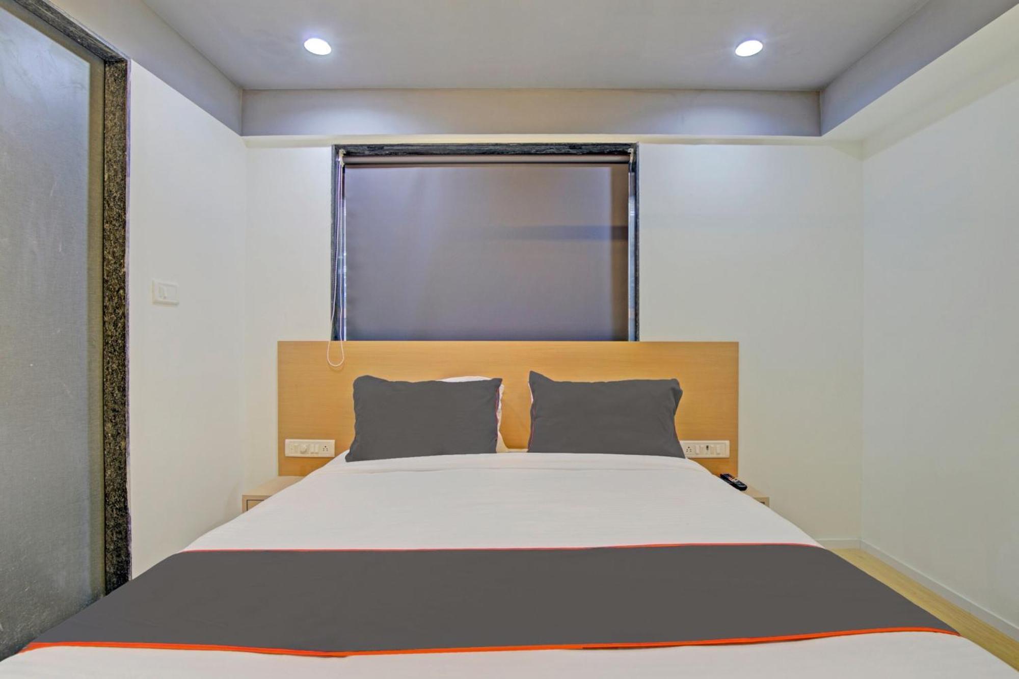 Collection O De'Pearl Hotel Surat Exterior photo