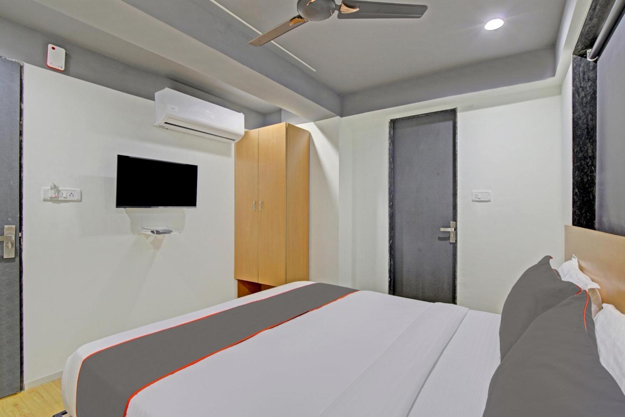 Collection O De'Pearl Hotel Surat Exterior photo