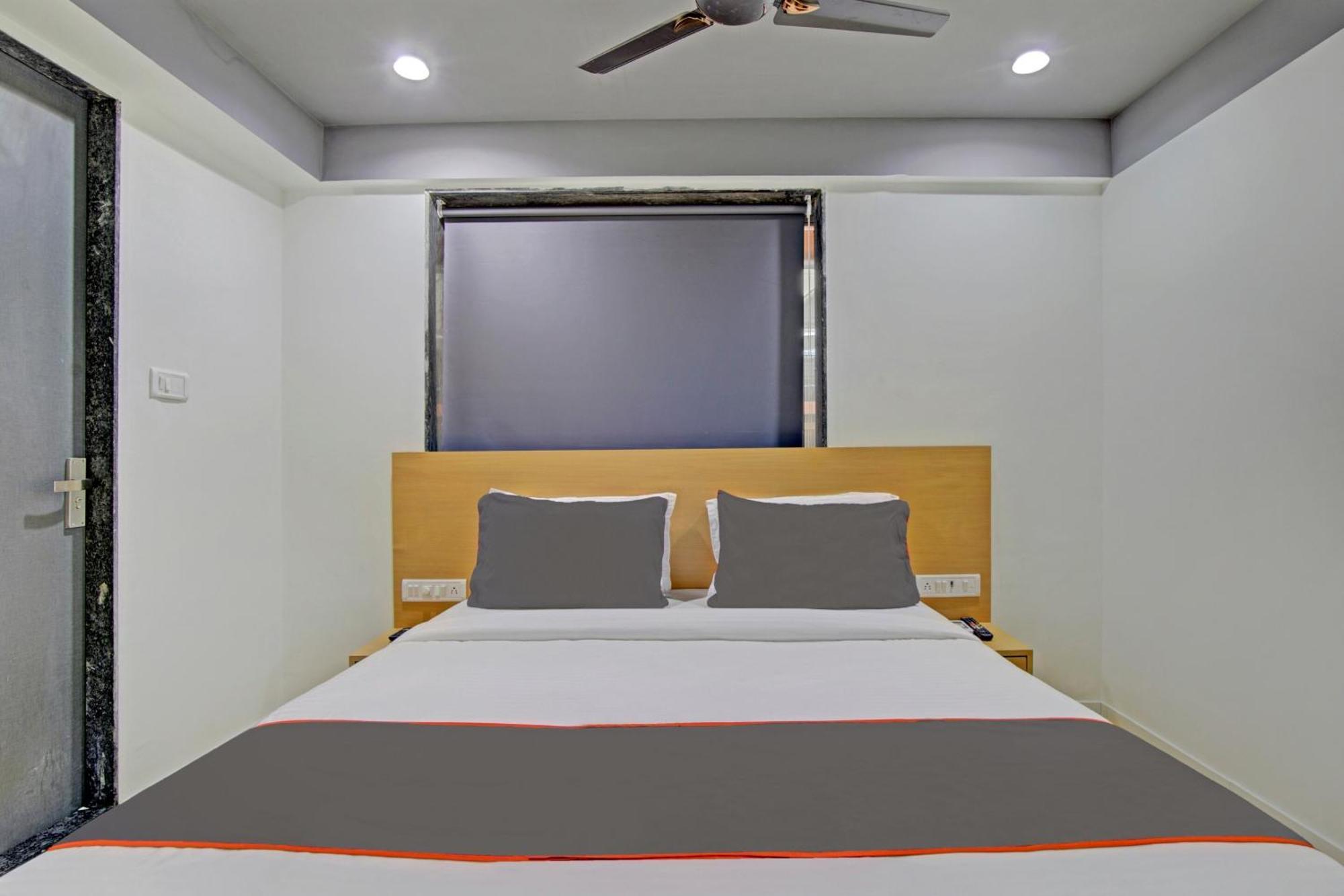 Collection O De'Pearl Hotel Surat Exterior photo
