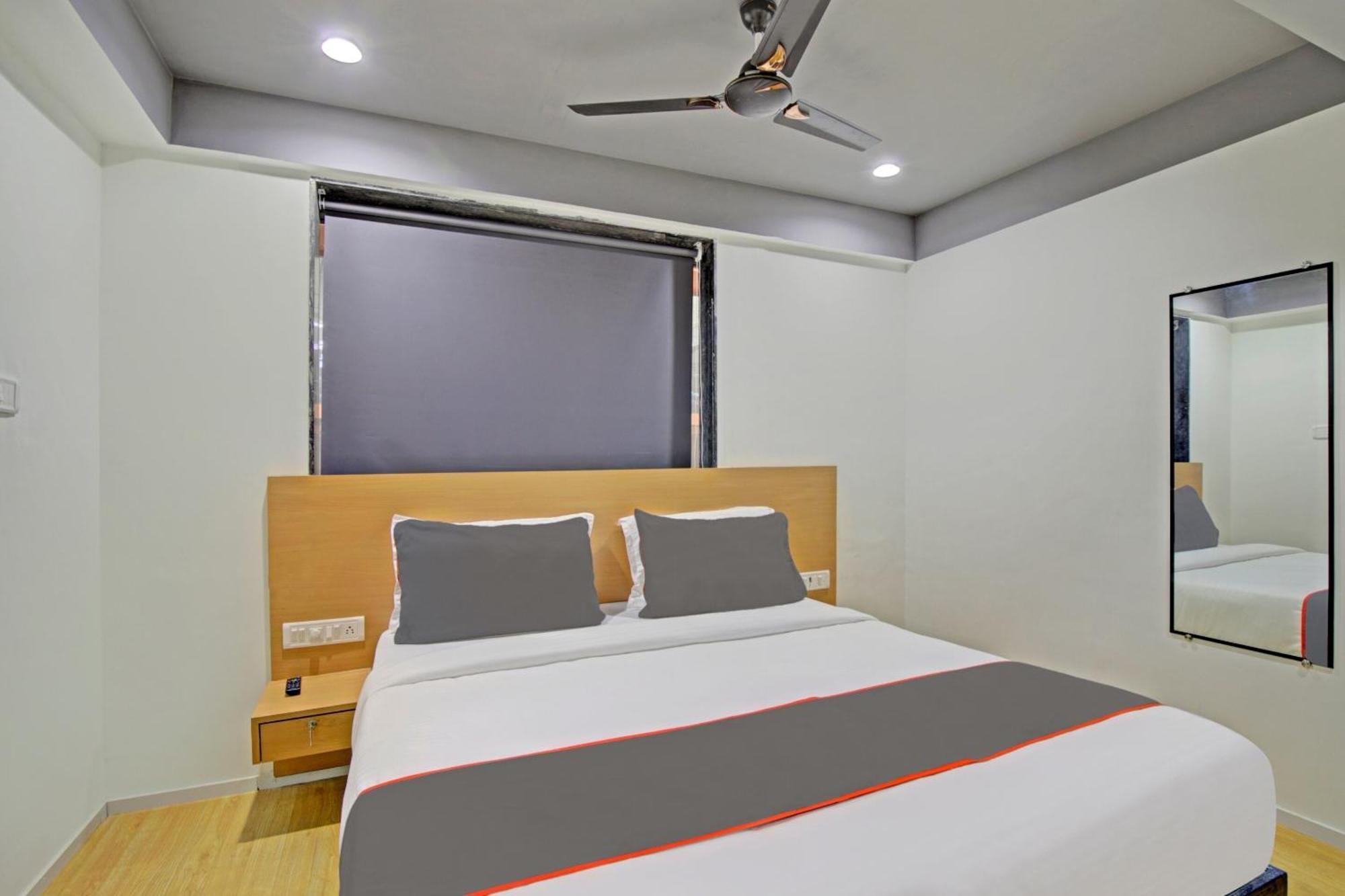 Collection O De'Pearl Hotel Surat Exterior photo