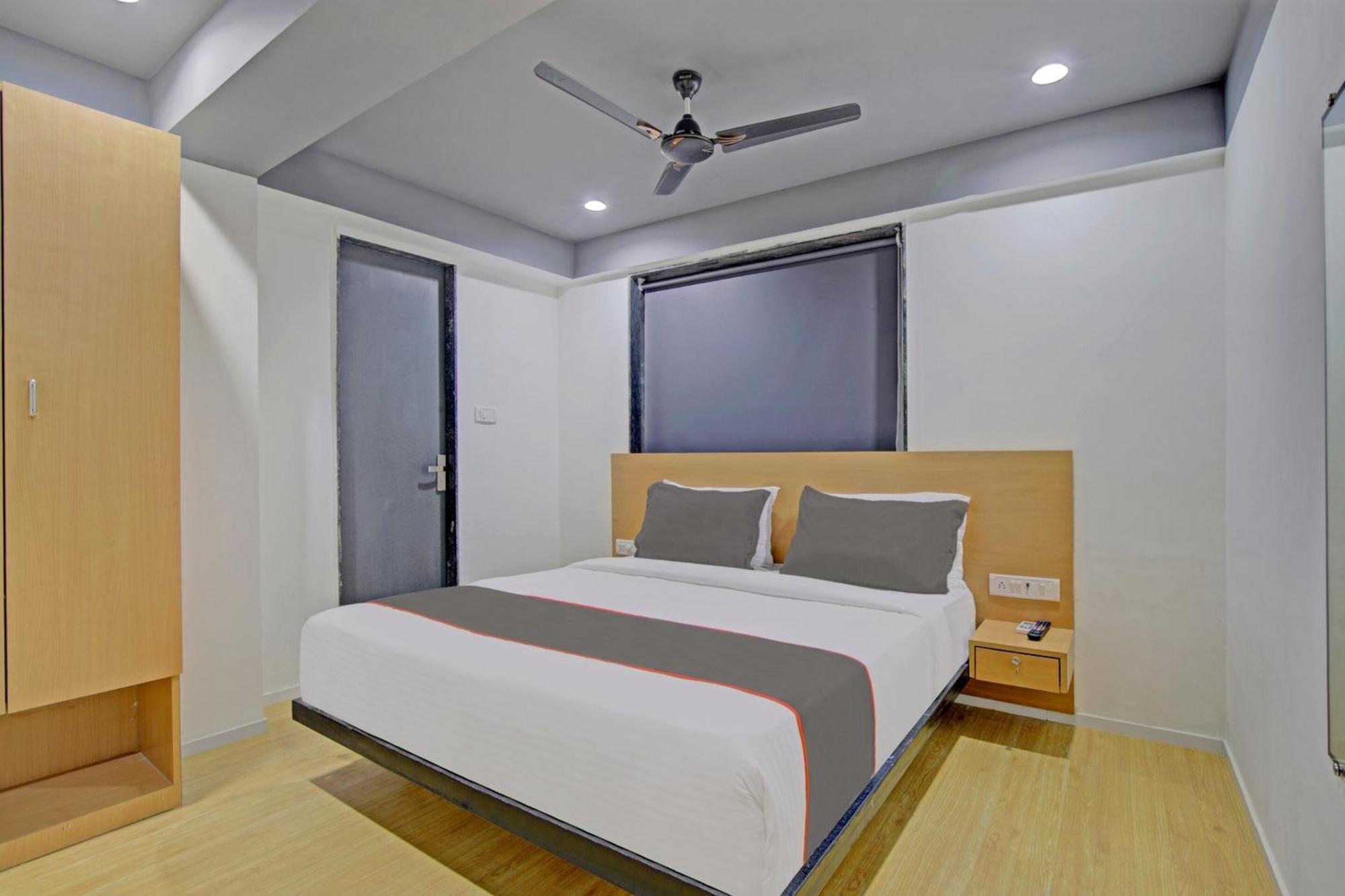 Collection O De'Pearl Hotel Surat Exterior photo