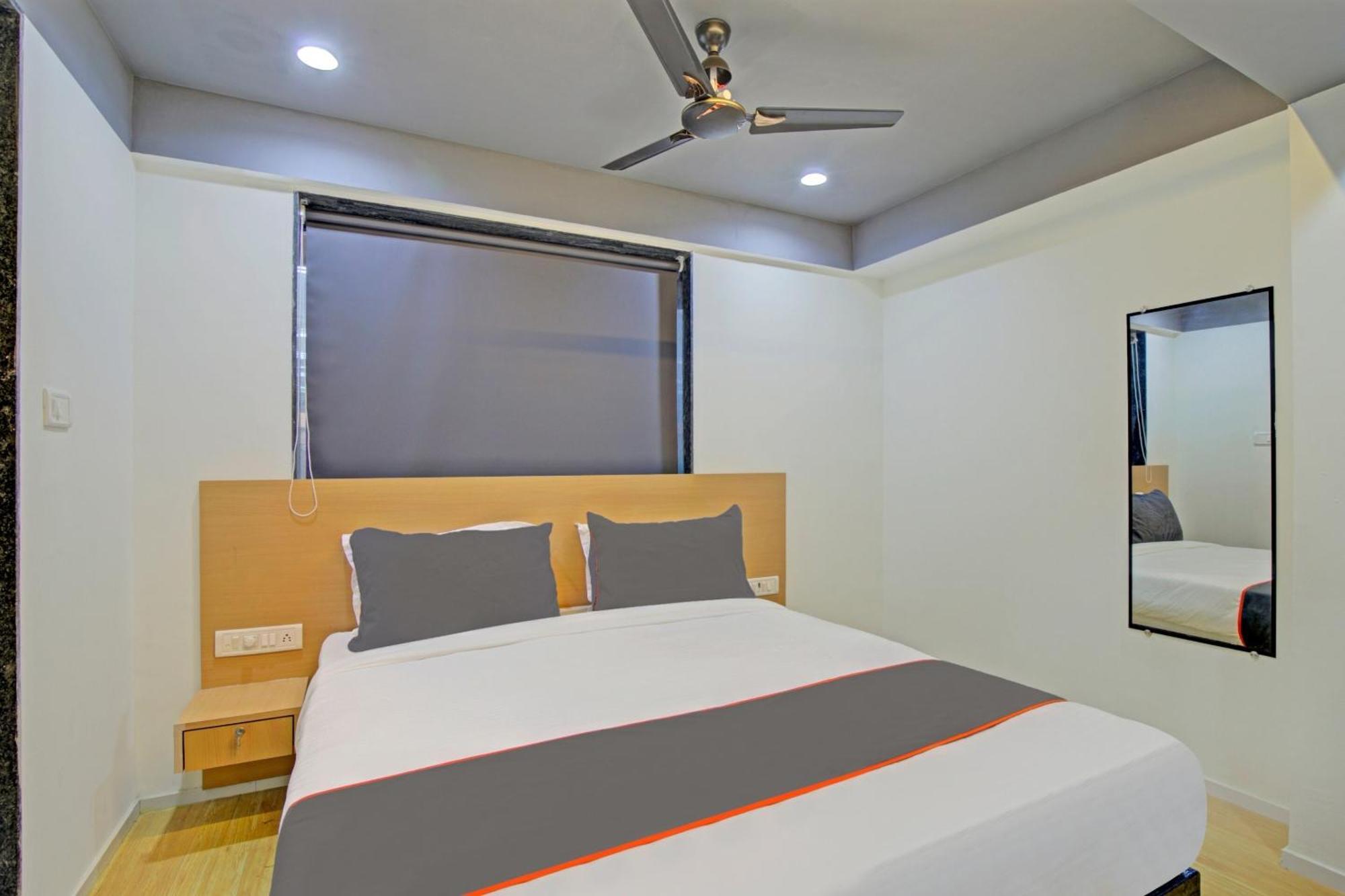 Collection O De'Pearl Hotel Surat Exterior photo