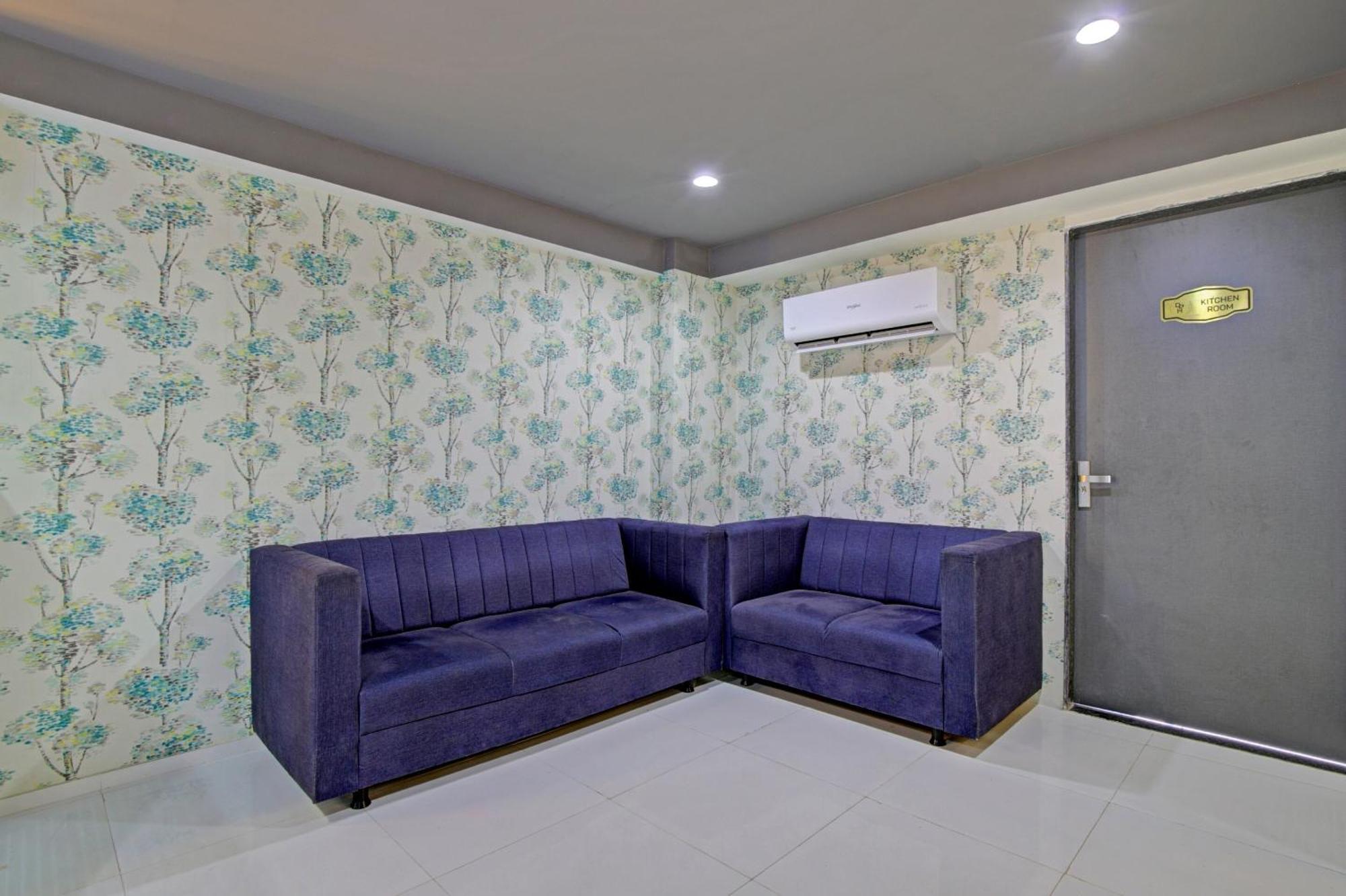 Collection O De'Pearl Hotel Surat Exterior photo
