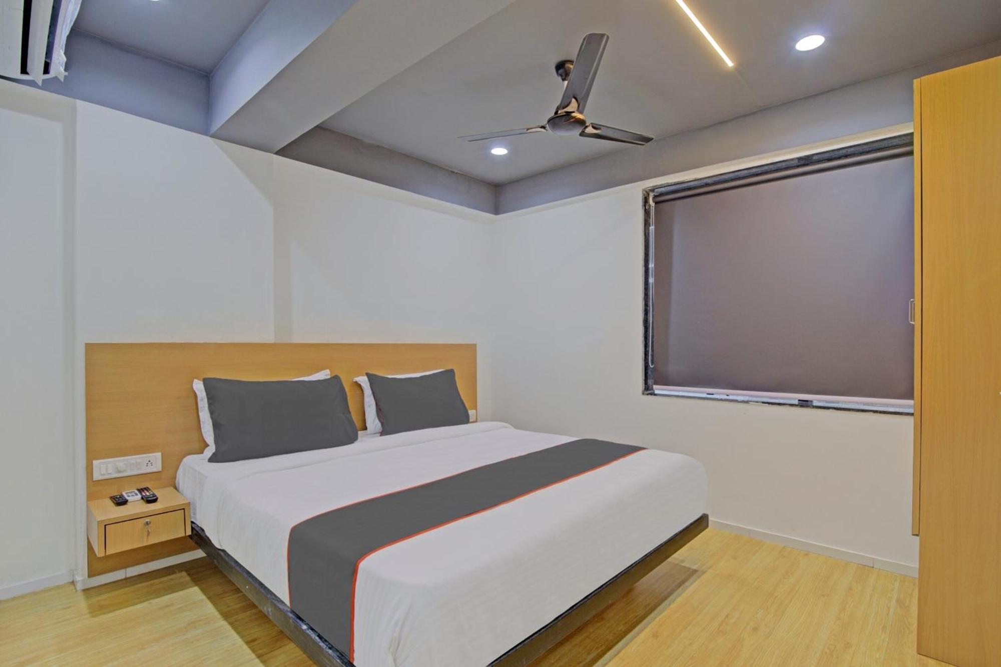 Collection O De'Pearl Hotel Surat Exterior photo