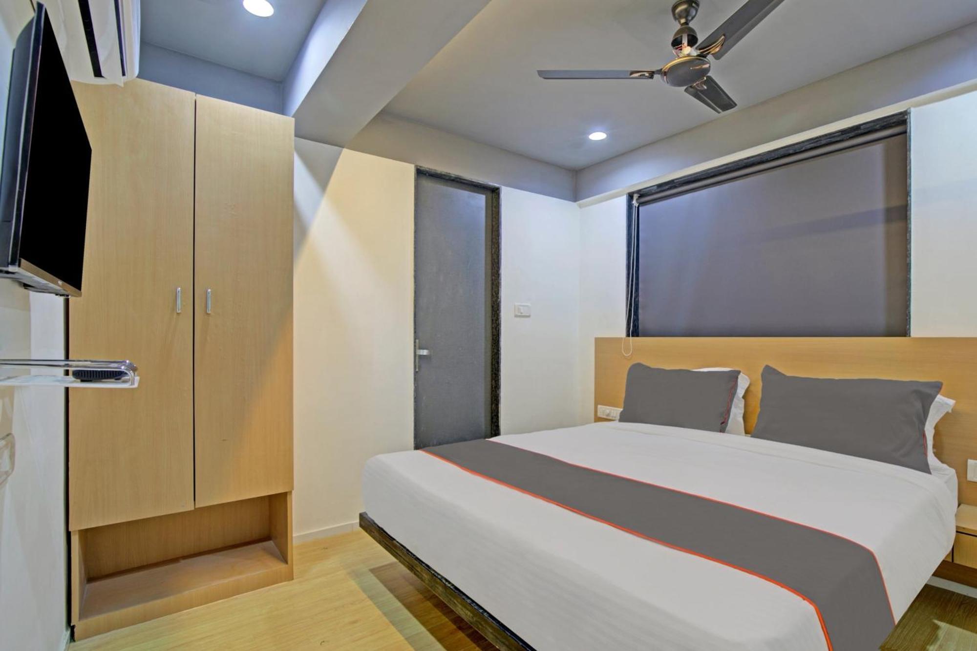 Collection O De'Pearl Hotel Surat Exterior photo