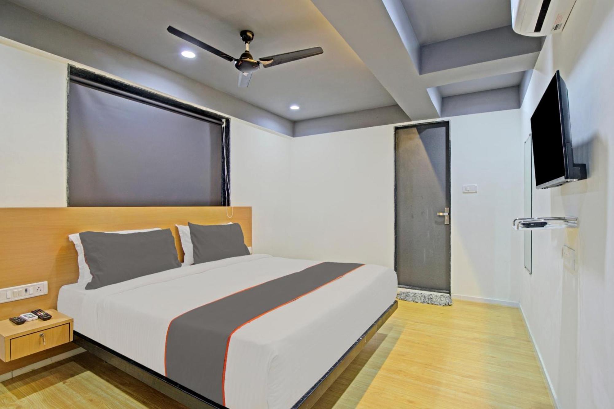 Collection O De'Pearl Hotel Surat Exterior photo