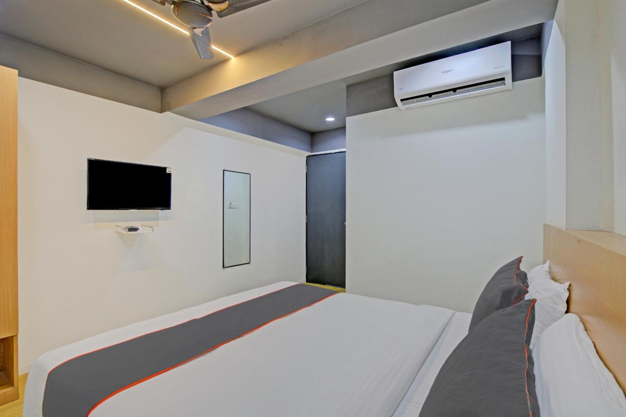 Collection O De'Pearl Hotel Surat Exterior photo