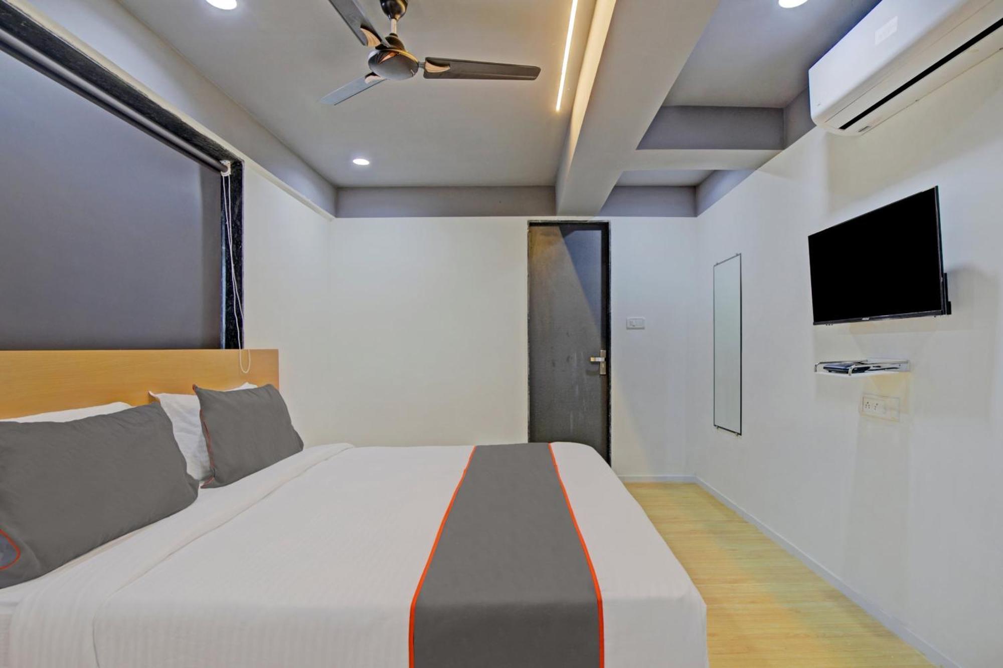 Collection O De'Pearl Hotel Surat Exterior photo