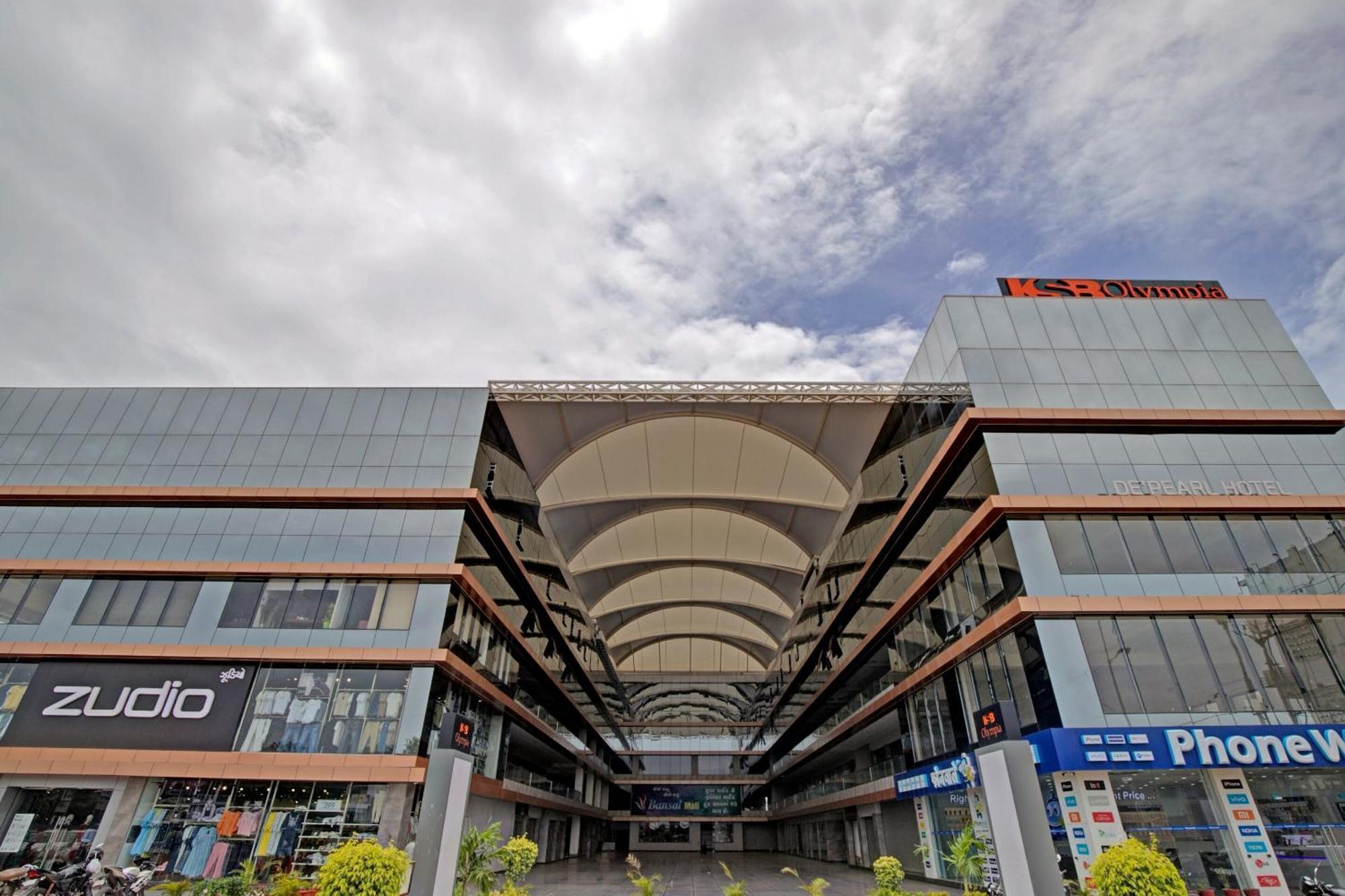 Collection O De'Pearl Hotel Surat Exterior photo
