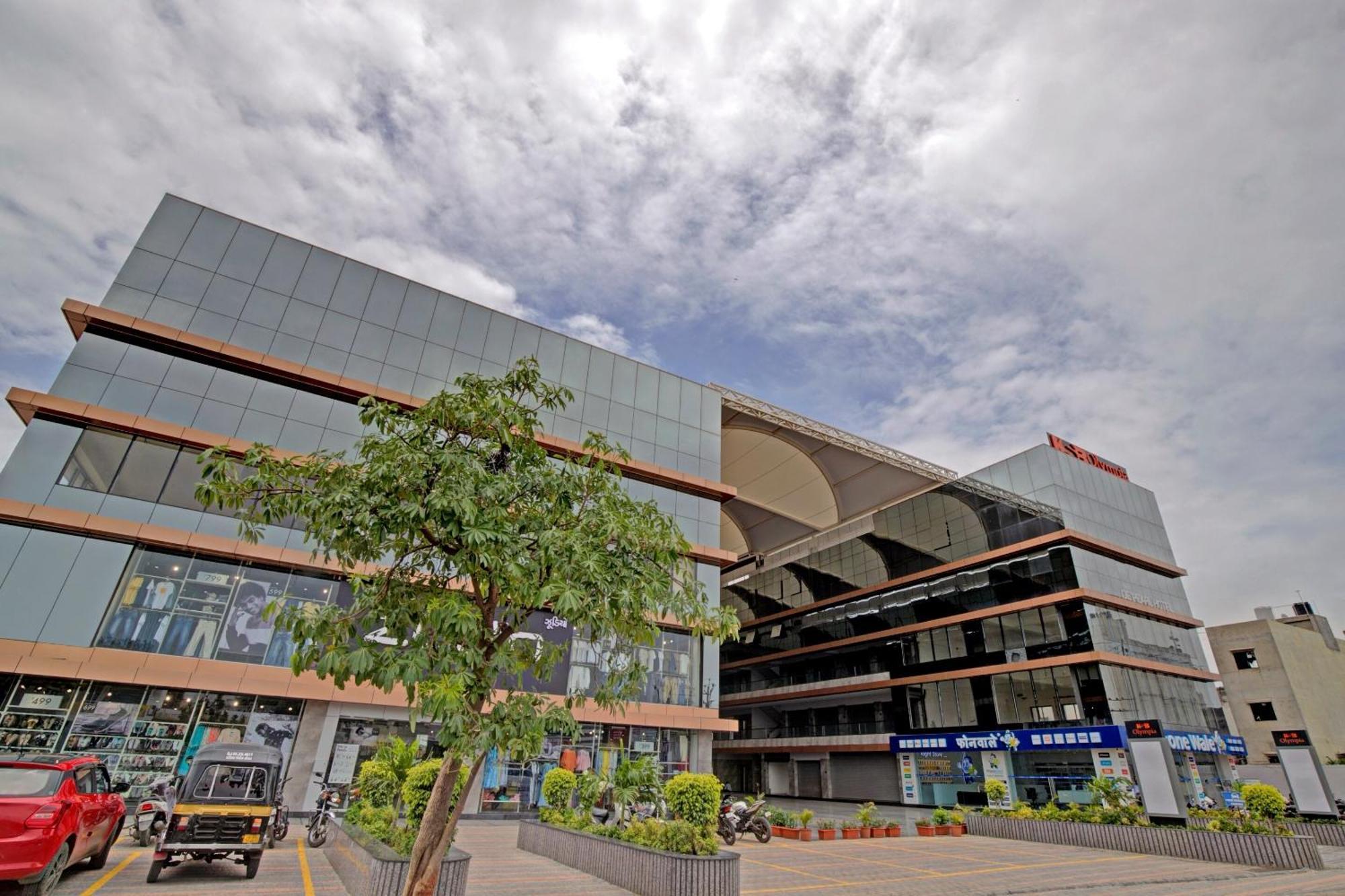 Collection O De'Pearl Hotel Surat Exterior photo